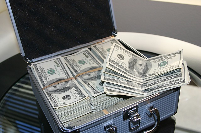 kufr peněz