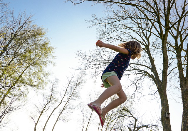 dívka na trampolíně